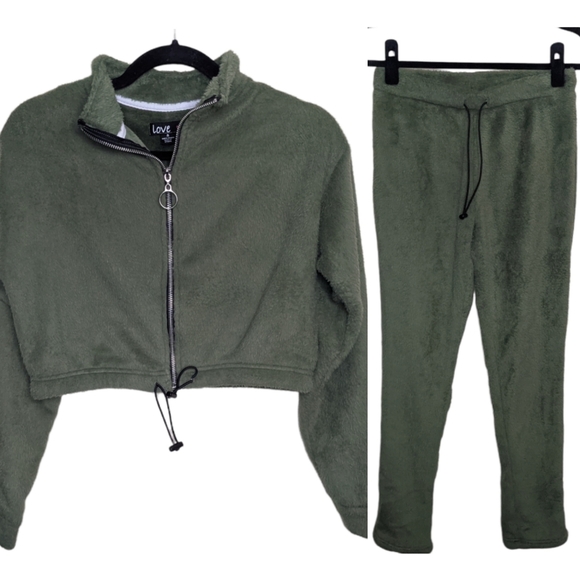 Love Women's Green Fuzzy Jacket and Pants Set Size S ๐โจ - Picture 1 of 13